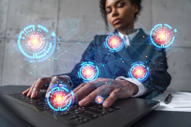 Yeni bir proje için modern ofiste dizüstü bilgisayarla yazı yazan bir iş kadını. Dünya haritası hologram çiziyor. Çifte maruziyet. Başarı kavramı.