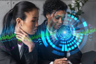 Modern ofiste iki iş kadını yeni projede birlikte çalışıyor. Çifte maruziyet. Başarı kavramı. Mali grafik.