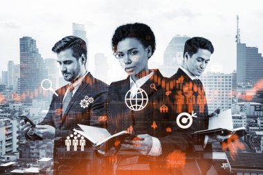 Bir grup iş arkadaşı araştırma ve geliştirme departmanındaki problemleri çözmek için yeni teknik yaklaşımlar bulmaya çalışıyor. Bangkok arka planında Fintech hologram simgeleri.