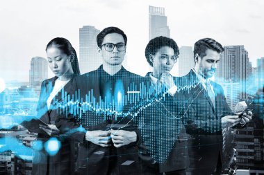 Takım elbiseli bir grup iş arkadaşı çok uluslu kurumsal ekibin bir parçası olarak fonda ticari strateji tahmininde bulunuyorlar. Eski çizelge. Bangkok arka planda. Çift pozlama