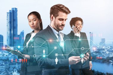 İş amaçlarına ulaşmak için sosyal medya pazarlama stratejisi üzerinde çalışan bir grup SMM uzmanı. Bangkok arkaplanı üzerinde hologram simgeleri.
