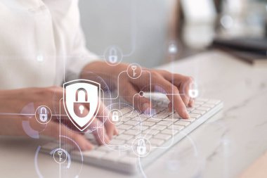 Bir kadın programcı bilgisayar üzerinden bir siber güvenliği korsan saldırılarından korumak ve müşterilerin gizli bilgilerini kaydetmek için kod yazıyor. Hologram simgelerini daktilo eden ellerin üzerine kilitle. Resmi giysi.