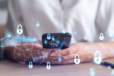 Bir kadın programcı, bir siber güvenliği bilgisayar korsanlarından korumak ve müşterilerinin gizli bilgilerini kaydetmek için akıllı telefonuyla internette geziniyor. Hologram simgelerini daktilo eden ellerin üzerine kilitle. Resmi giysi