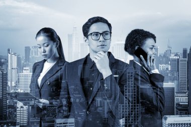 Takım elbiseli üç iş arkadaşı MBA mezuniyetinden sonra yeni kariyer fırsatlarının hayalini kuruyor. Çok uluslu şirket takımı kavramı. Kuala Lumpur. Çift pozlama.