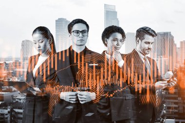 Takım elbiseli bir grup iş arkadaşı çok uluslu kurumsal ekibin bir parçası olarak fonda ticari strateji tahmininde bulunuyorlar. Eski çizelge. Bangkok arka planda. Çift pozlama