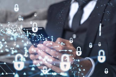 Bir programcı, bir siber güvenliği hacker saldırılarından korumak ve müşterilerinin gizli verilerini kaydetmek için akıllı telefonuyla internete giriyor. Hologram simgelerini daktilo eden ellerin üzerine kilitle. Resmi giysi.