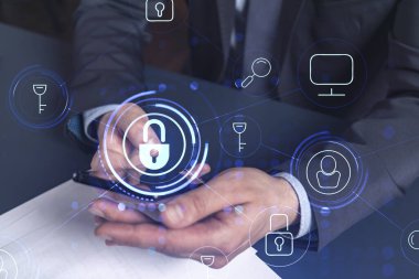 Bir programcı, bir siber güvenliği hacker saldırılarından korumak ve müşterilerinin gizli verilerini kaydetmek için akıllı telefonuyla internete giriyor. Hologram simgelerini daktilo eden ellerin üzerine kilitle. Resmi giysi.