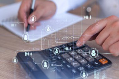 İş piyasasındaki maaş verilerini araştıran ve analiz eden İK uzmanı, şirketin hesap makinesi kullanılarak devam eden harcamalarını tahmin etmek için. Yeni yetenekli memurlar işe almak. Sosyal medya hologram simgeleri