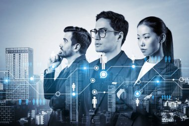 İş amaçlarına ulaşmak için sosyal medya pazarlama stratejisi üzerinde çalışan bir grup SMM uzmanı. Bangkok arkaplanı üzerinde hologram simgeleri.