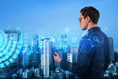 Doğu 'lu başarılı işadamı akıllı telefonu araştırma ve geliştirme departmanındaki sorunları çözmek için modern bir araç olarak kullanarak yeni fikirler bulmaya çalışıyor. Bangkok üzerinde Fintech hologram simgeleri.