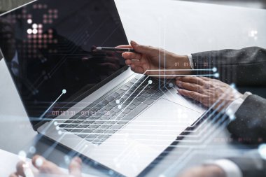 İki bilişim teknolojisi uzmanı iş hizmetlerini geliştirmek için yazılım geliştirmek üzere yeni bir yaklaşım geliştirme projesi üzerinde çalışıyor. Bilgisayarla çalışıyorum. Teknik hologram simgeleri.