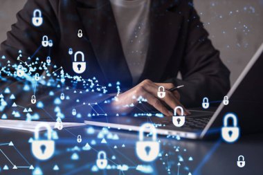 Bir kadın programcı bilgisayar üzerinden bir siber güvenliği korsan saldırılarından korumak ve müşterilerin gizli bilgilerini kaydetmek için kod yazıyor. Hologram simgelerini daktilo eden ellerin üzerine kilitle. Resmi giysi.