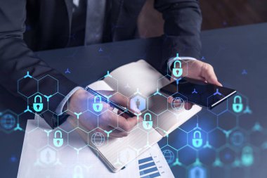Programcı, müşterilerin siber güvenliği korsan saldırılarından korumak ve müşterilerinin gizli verilerini kaydetmek için gerekli notları alıyor. Akıllı telefon kullanmak. Asma kilit hologram simgeleri. Resmi giysi
