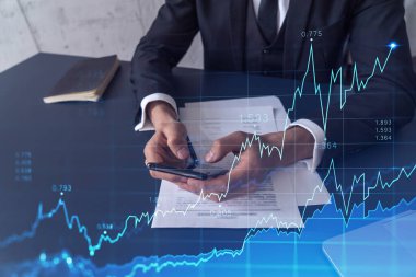 Resmi çalışan bir müşteri borsaya yatırım yapmak için sözleşmeyi okuyor. İnternet ticareti ve zenginlik yönetimi kavramı. Akıllı telefondaki aktarım detayları denetleniyor.