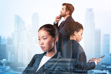 Takım elbiseli üç iş arkadaşı MBA mezuniyetinden sonra yeni kariyer fırsatları hayal ediyor. Çok uluslu şirket takımı kavramı. Singapur arka planda. Çift pozlama.