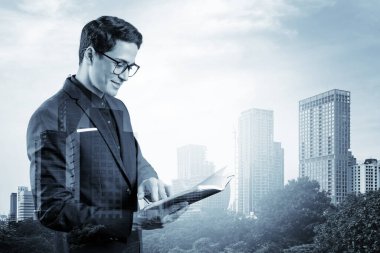 Takım elbiseli ve gözlüklü genç yakışıklı işadamı sorunla nasıl başa çıkılacağını düşünüyor, yeni kariyer fırsatları, MBA ödevi. Bangkok arka planda. Çift pozlama.