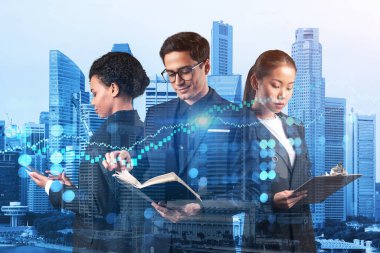 Yeni risk sermayesi ve yüksek teknoloji üzerinde çalışan bir grup iş arkadaşı riskleri tahmin etmeye ve olası kazanç artışlarını tahmin etmeye çalışıyor. Singapur arkaplanının hologram şeması.
