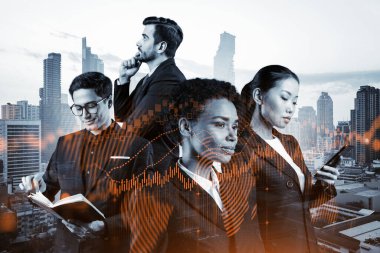 Takım elbiseli bir grup iş arkadaşı çok uluslu kurumsal ekibin bir parçası olarak fonda ticari strateji tahmininde bulunuyorlar. Eski çizelge. Bangkok arka planda. Çift pozlama