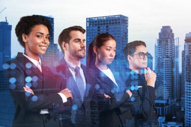 İş amaçlarına ulaşmak için sosyal medya pazarlama stratejisi üzerinde çalışan bir grup SMM uzmanı. Bangkok arkaplanı üzerinde hologram simgeleri.