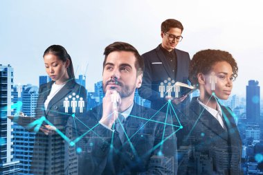 İş amaçlarına ulaşmak için sosyal medya pazarlama stratejisi üzerinde çalışan bir grup SMM uzmanı. Bangkok arkaplanı üzerinde hologram simgeleri.