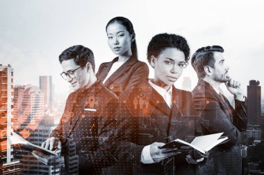Bir grup iş arkadaşı araştırma ve geliştirme departmanındaki problemleri çözmek için yeni teknik yaklaşımlar bulmaya çalışıyor. Bangkok arka planında Fintech hologram simgeleri.