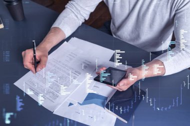 Günlük giyim sektörü olan bir müşteri borsaya yatırım yapmak için sözleşme imzalıyor. İnternet ticareti ve zenginlik yönetimi kavramı. Akıllı telefondaki aktarım detayları denetleniyor.