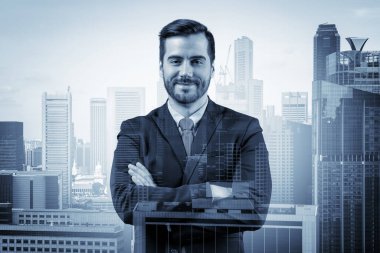 Kollarını kavuşturmuş Avrupalı müreffeh bir girişimci. Singapur şehir manzarası. Sorun çözme kavramı. Şehir merkezindeki mali işler. Çift pozlama.