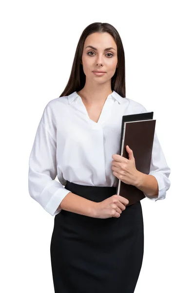 Деловая женщина в рубашке и юбке держит бумаги изолированы на белом фоне — стоковое фото