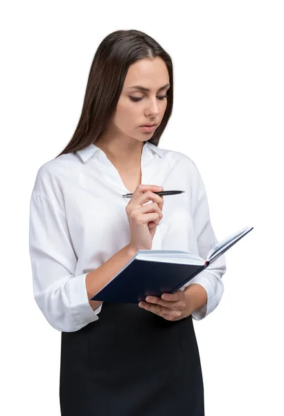 Femme d'affaires en jupe avec ordinateur portable isolé sur fond blanc — Photo