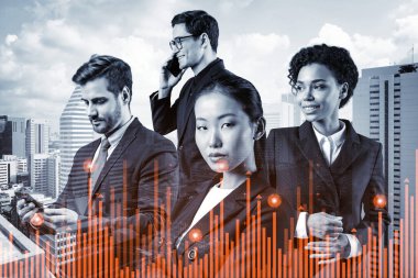 Takım elbiseli bir grup iş arkadaşı çok uluslu kurumsal ekibin bir parçası olarak fonda ticari strateji tahmininde bulunuyorlar. Eski çizelge. Bangkok arka planda. Çift pozlama