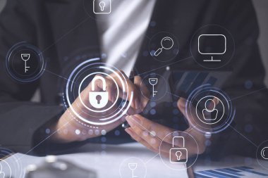 Resmi olarak çalışan bir iş kadını, siber güvenlikte risk olasılığını önlemek için sözleşmeyi imzalamak için telefonu kontrol ederken giyer. Çalışma masasının üzerine asma kilit hologramı simgeleri.