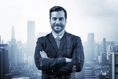 Kollarını kavuşturmuş Avrupalı müreffeh bir girişimci. Kuala Lumpur şehri. Sorun çözme kavramı. KL gökdelenleri. Çift pozlama.