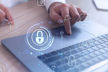 Bir programcı, bir siber güvenliği korsan saldırılarından korumak ve müşterilerin gizli verilerini kurtarmak için bilgisayarda kod yazıyor. Hologram simgelerini daktilo eden ellerin üzerine kilitle. Resmi giysi.