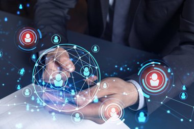 Uluslararası takımı işe alacak en iyi adayları bulmak için sosyal ağları akıllı telefonlarla tarayan insan kaynakları uzmanlarının elleri. Başarı kavramı. Medya hologram simgeleri. Resmi giysi.