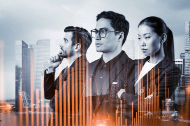 Yeni risk sermayesi ve yüksek teknoloji üzerinde çalışan bir grup iş arkadaşı riskleri tahmin etmeye ve olası kazanç artışlarını tahmin etmeye çalışıyor. Singapur arkaplanının hologram şeması.