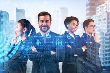 Bir grup iş arkadaşı araştırma ve geliştirme departmanındaki problemleri çözmek için yeni teknik yaklaşımlar bulmaya çalışıyor. Bangkok arka planında Fintech hologram simgeleri.