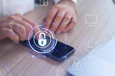 Bir programcı, bir siber güvenliği hacker saldırılarından korumak ve müşterilerinin gizli verilerini kaydetmek için akıllı telefonuyla internete giriyor. Hologram simgelerini daktilo eden ellerin üzerine kilitle. Resmi giysi.