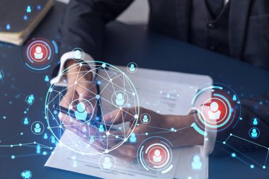 Potansiyel bir çalışan, kariyerini ilerletmek ve kişisel gelişimde yeni fırsatlar elde etmek için sözleşmeyi okurken resmi olarak giyiniyor. Akıllı telefondan anlaşmanın detaylarını kontrol ediyorum. Sosyal medya hologram simgeleri