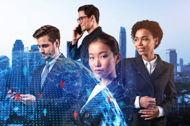 İş amaçlarına ulaşmak için sosyal medya pazarlama stratejisi üzerinde çalışan bir grup SMM uzmanı. Bangkok arkaplanı üzerinde hologram simgeleri.