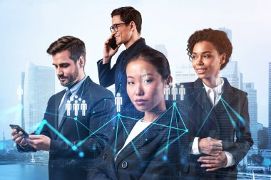 İş amaçlarına ulaşmak için sosyal medya pazarlama stratejisi üzerinde çalışan bir grup SMM uzmanı. Singapur arkaplanı üzerinde hologram simgeleri.