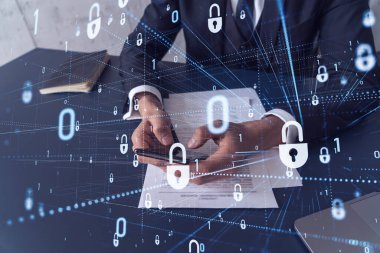 Resmi görevli bir işadamı siber güvenlikte risk olasılığını önlemek ve telefonda detayları kontrol etmek için sözleşmeyi okuyor. Çalışma masasının üzerine asma kilit hologramı simgeleri.