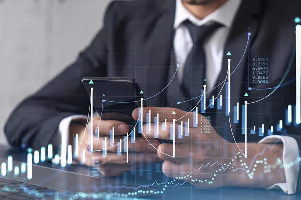 Handlowiec trzyma w rękach smartfona i badania rynku akcji, aby postępować właściwe rozwiązania inwestycyjne. Koncepcja handlu internetowego i zarządzania majątkiem. Hologram Forex wykres z bliska strzał. — Zdjęcie stockowe