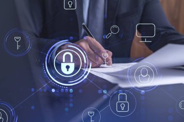 Resmi olarak bir işadamı siber güvenlikte risk olasılığını önlemek için sözleşmeyi imzalıyor. Çalışma masasının üzerine asma kilit hologramı simgeleri.