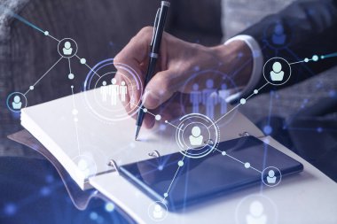 İnsan Kaynakları uzmanı, yeni adaylarla ilgili notlar alıyor. İşe alım sürecinde uluslararası bir ağ oluşturmak için. Akıllı telefondan sosyal medya bağlantılarını kontrol ediyorum. Hologram simgeleri. Resmi takım elbise