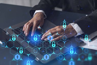 Bir kadın programcı bilgisayar üzerinden bir siber güvenliği korsan saldırılarından korumak ve müşterilerin gizli bilgilerini kaydetmek için kod yazıyor. Hologram simgelerini daktilo eden ellerin üzerine kilitle. Resmi giysi.