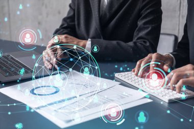 İki İK uzmanı, uluslararası danışmanlık şirketindeki stajyerlik programını geliştirmek için mezunlar pazarını inceliyor. Yeni yetenekli memurlar işe almak. Sosyal medya hologram simgeleri.