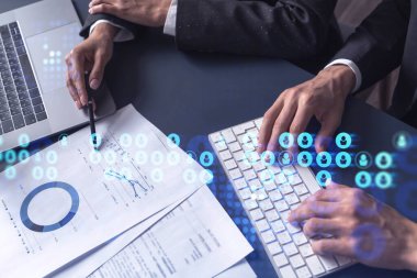 İki İK uzmanı, uluslararası danışmanlık şirketindeki stajyerlik programını geliştirmek için mezunlar pazarını inceliyor. Yeni yetenekli memurlar işe almak. Sosyal medya hologram simgeleri.