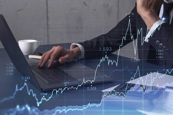 Händerna skriva tangentbordet till forskning aktiemarknaden för att gå vidare rätt investeringslösningar. Begreppet internethandel och förmögenhetsförvaltning. Formellt slitage. Hologram Forex diagram över närbild skott. — Stockfoto