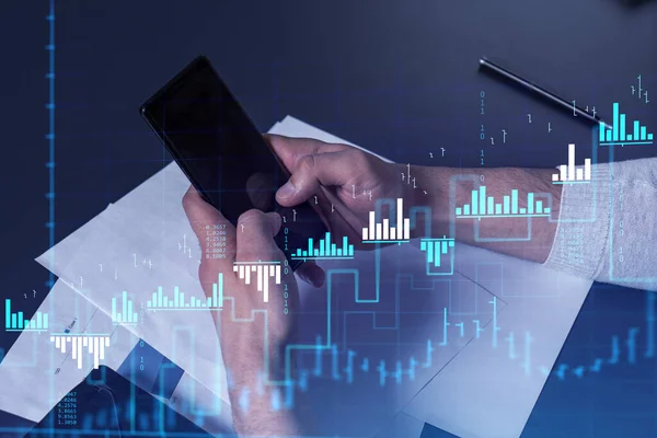 Handelaar houdt een smartphone in handen en onderzoekt de aandelenmarkt om de juiste beleggingsoplossingen te vinden. Internet trading en vermogensbeheer concept. Hologram Forex kaart over close-up schot. — Stockfoto