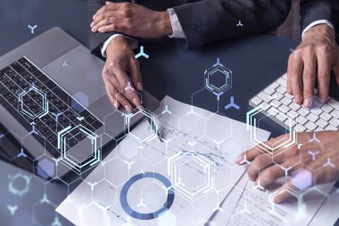 İki araştırma ve geliştirme uzmanı, işi geliştirmek için yazılım geliştirmeye yeni bir yaklaşım geliştirmek için proje üzerinde çalışıyor. Masanın üzerinde belgeyle birlikte teknolojik simgeler.